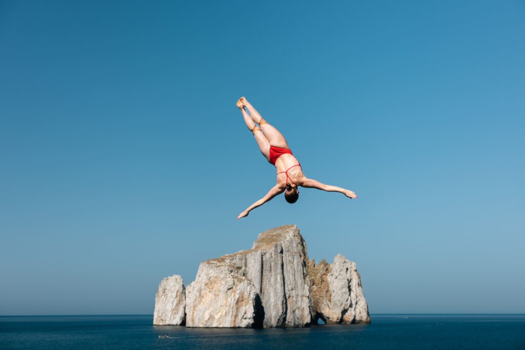 <b>High Diving a Porto Flavia:</b> i tuffi da 27 metri tornano in Sardegna
